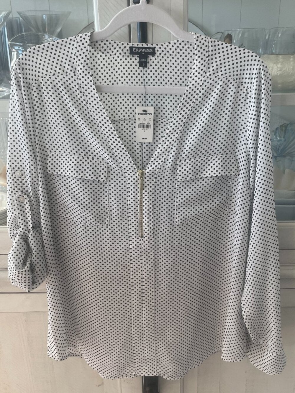 EXPRESS V-NECK ZIPPERED BLOUSE BLACK WHITE POLKA DOTS CONVERTABLE SLEEVES L NWT
